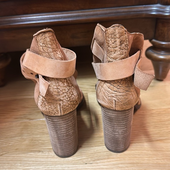 Free People Booties Peep Toe Ankle Wrap Tan Leather Diamond Etched Size 39 NEW - Picture 6 of 10